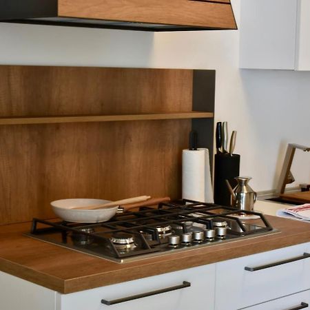 Stylish Lakefront House ローヴェレ エクステリア 写真