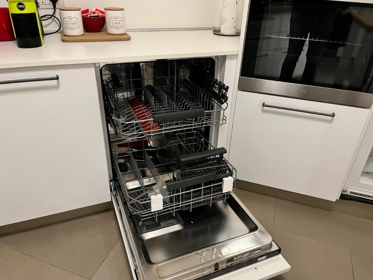 Stylish Lakefront House ローヴェレ エクステリア 写真