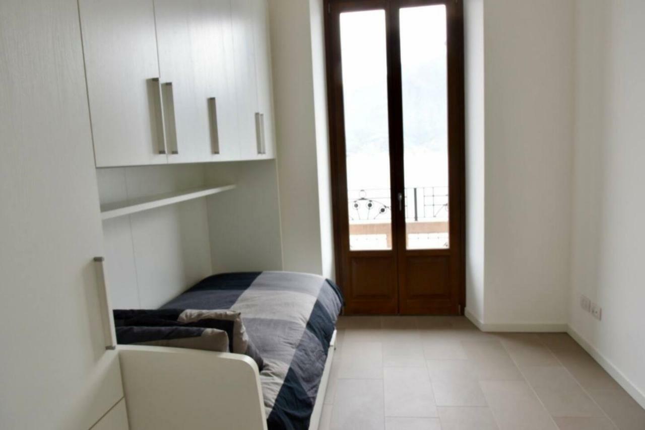 Stylish Lakefront House ローヴェレ エクステリア 写真