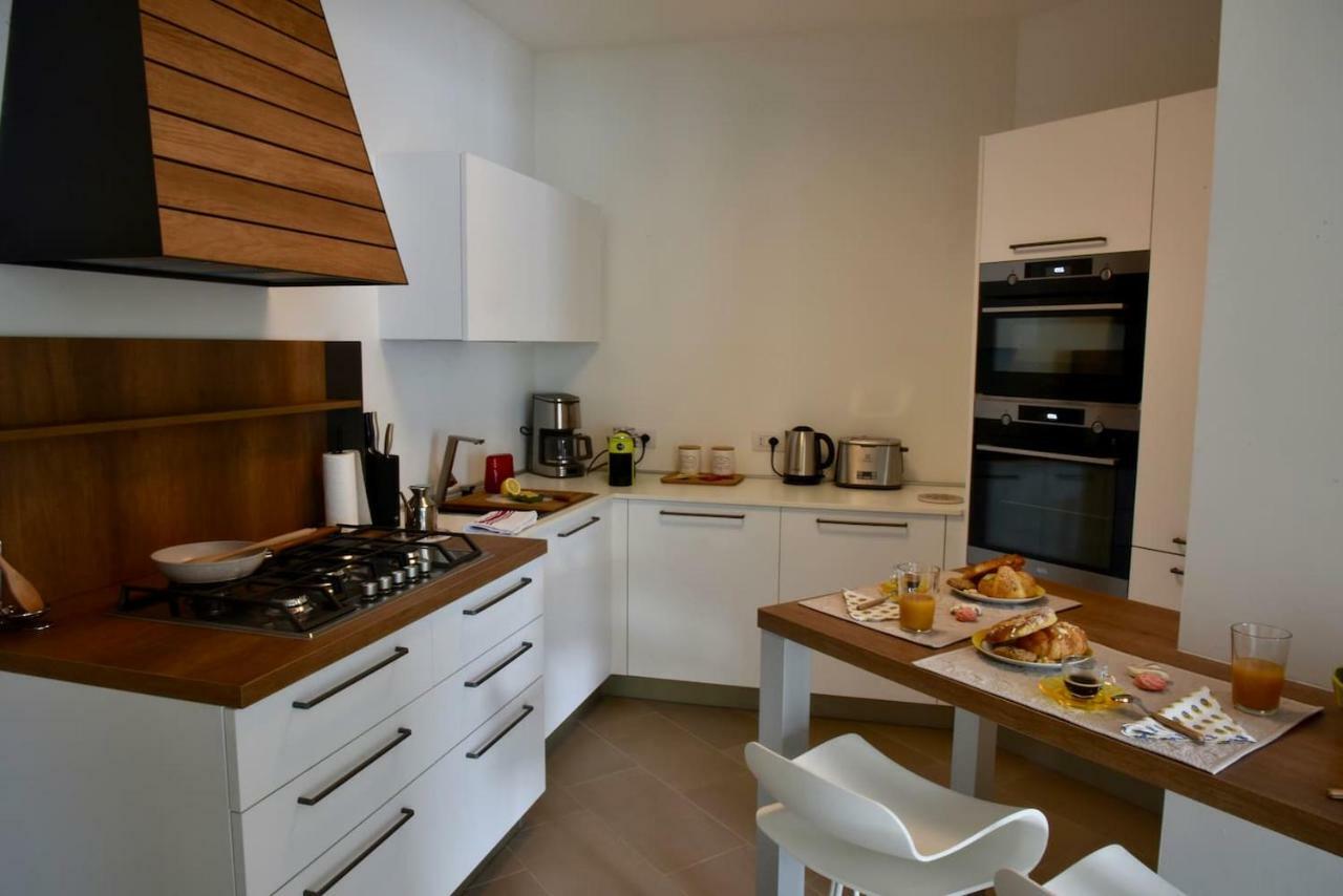 Stylish Lakefront House ローヴェレ エクステリア 写真