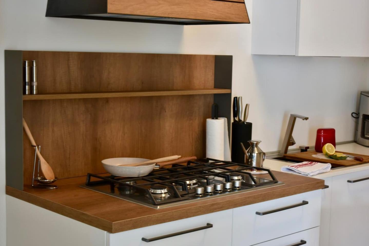 Stylish Lakefront House ローヴェレ エクステリア 写真