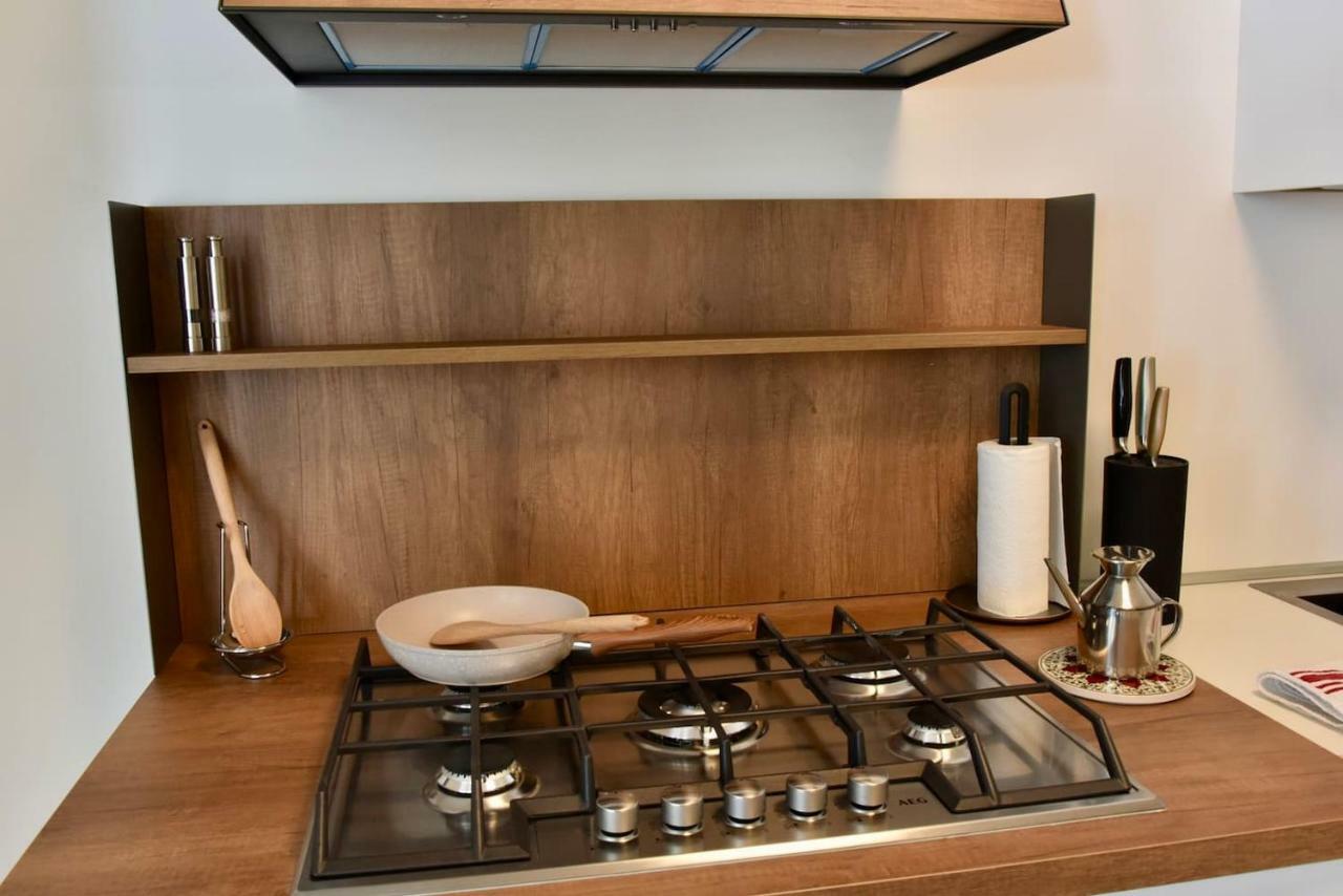 Stylish Lakefront House ローヴェレ エクステリア 写真