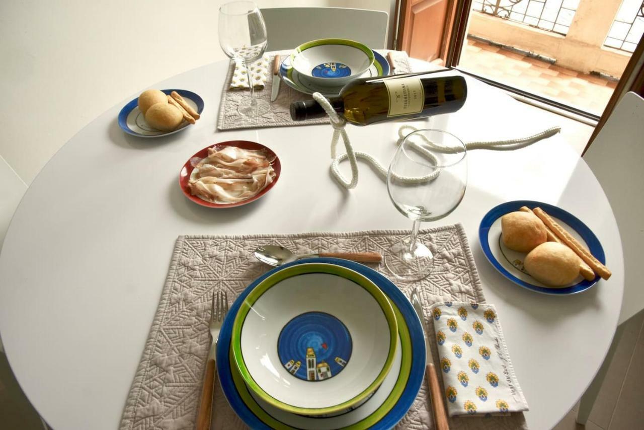 Stylish Lakefront House ローヴェレ エクステリア 写真