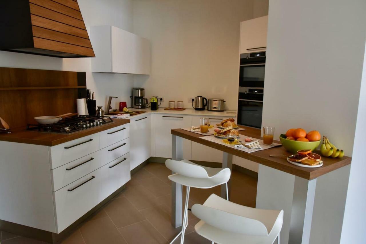 Stylish Lakefront House ローヴェレ エクステリア 写真
