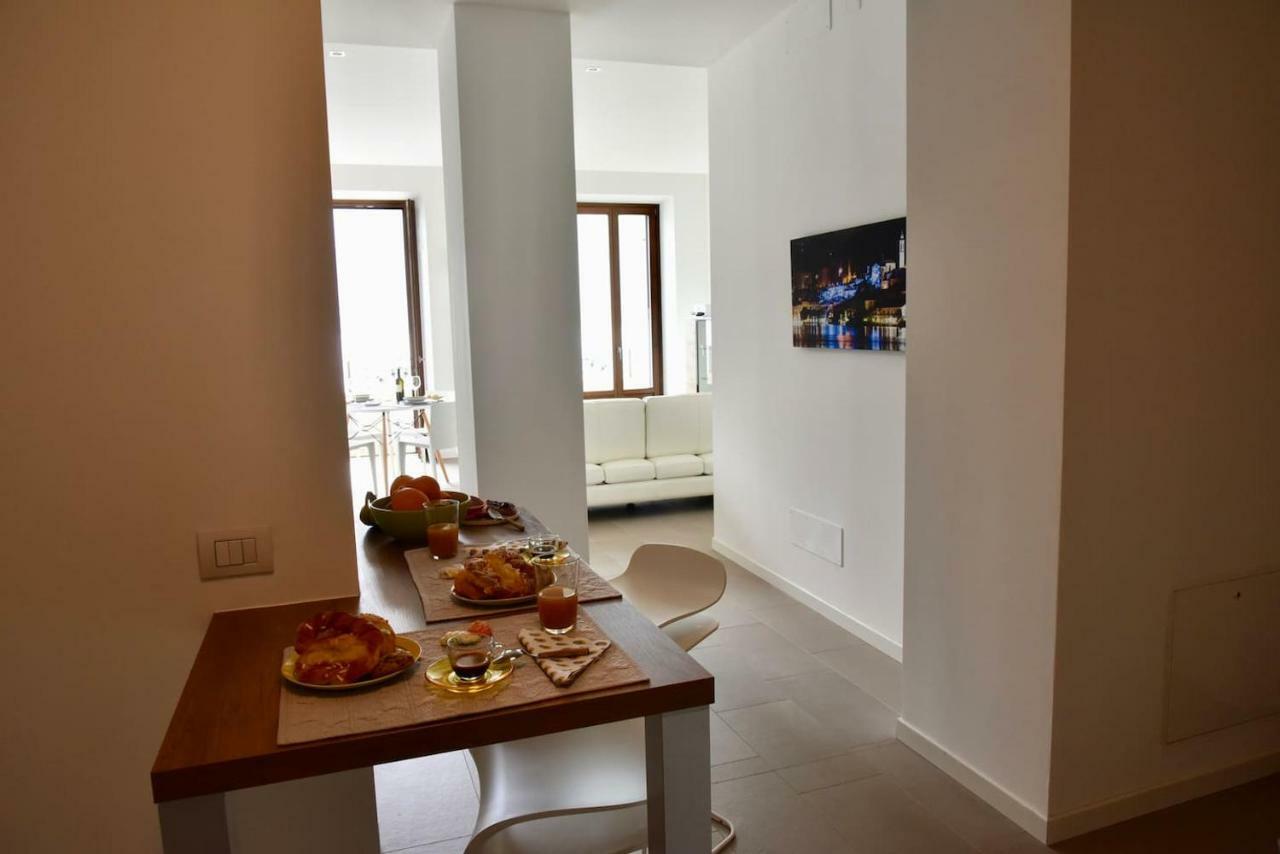 Stylish Lakefront House ローヴェレ エクステリア 写真